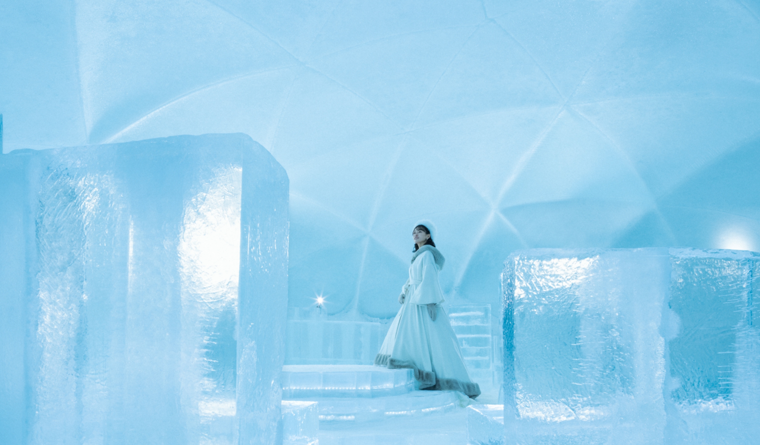 氷のチャペル内にあるトンネル