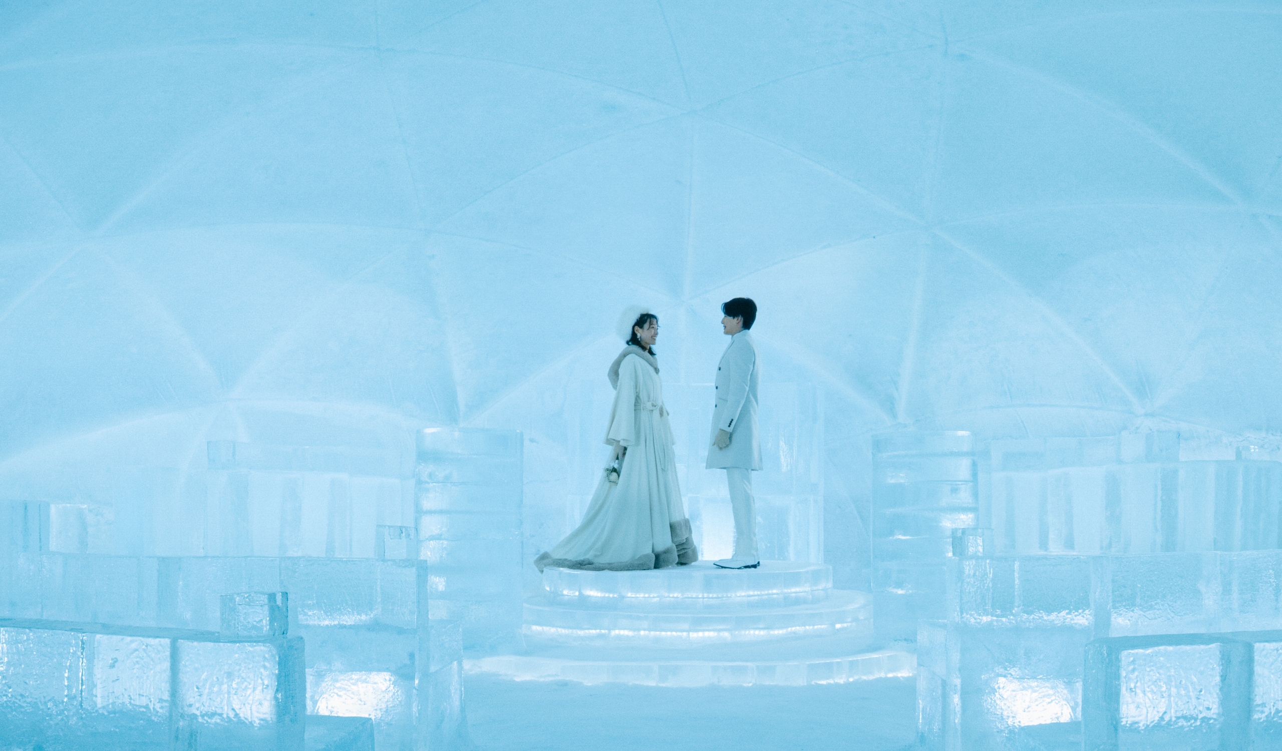 氷に囲まれたウェディングチャペル空間