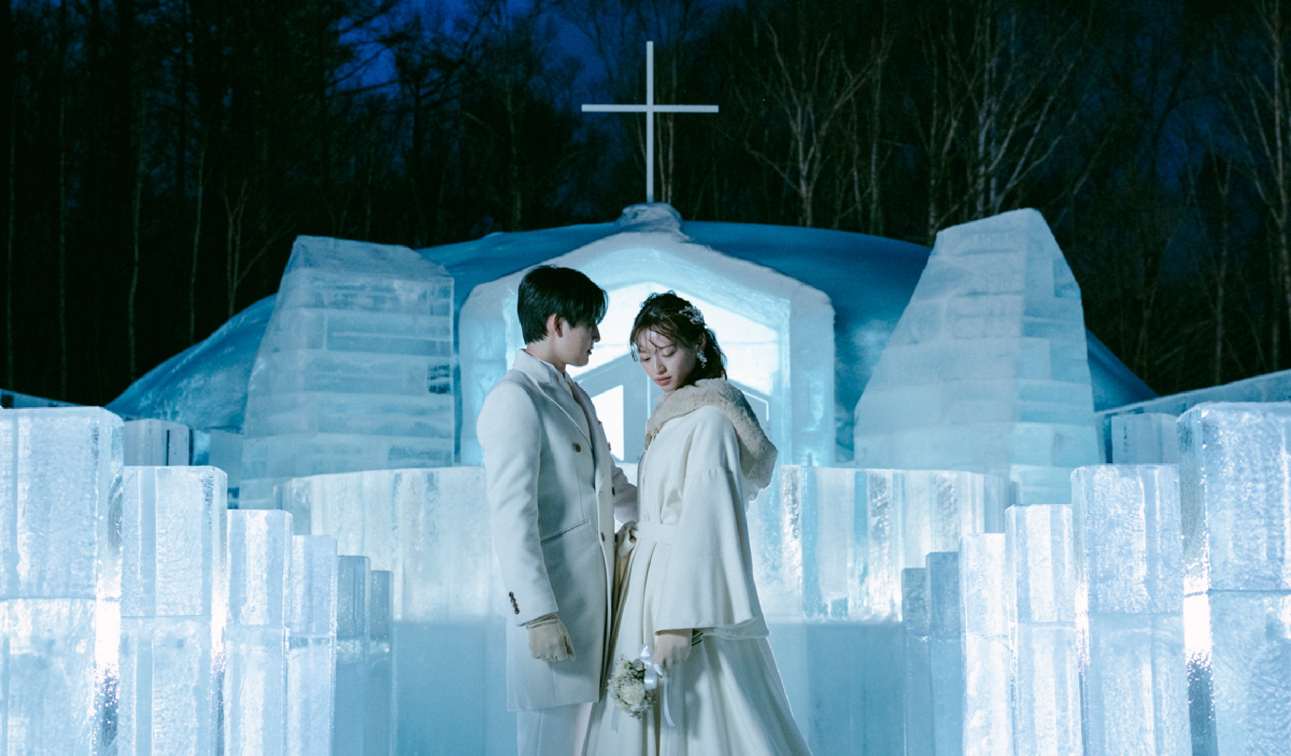 夜のライトアップした氷の教会