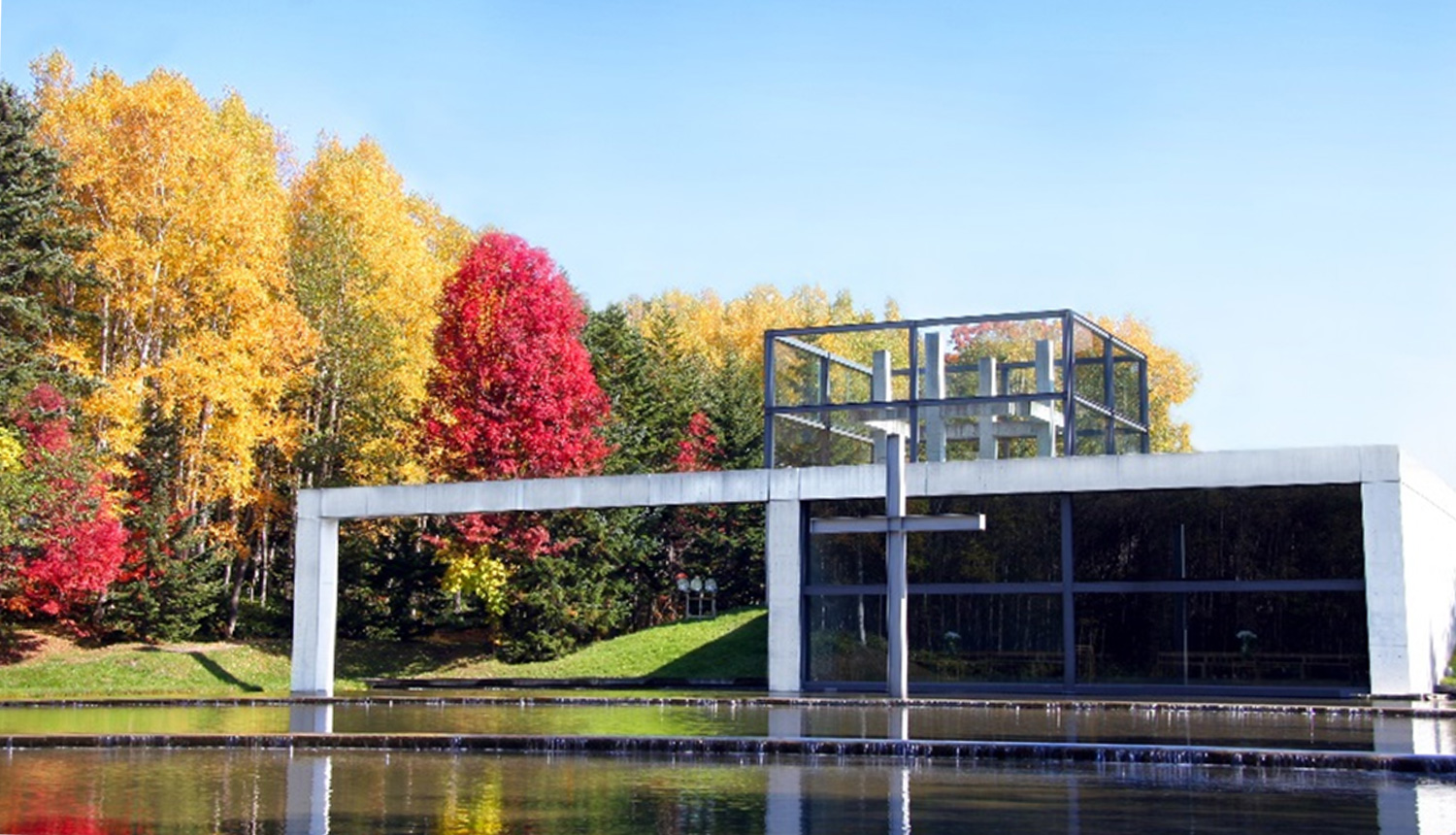 この時期ならではの魅力1<br />
秋の挙式
2