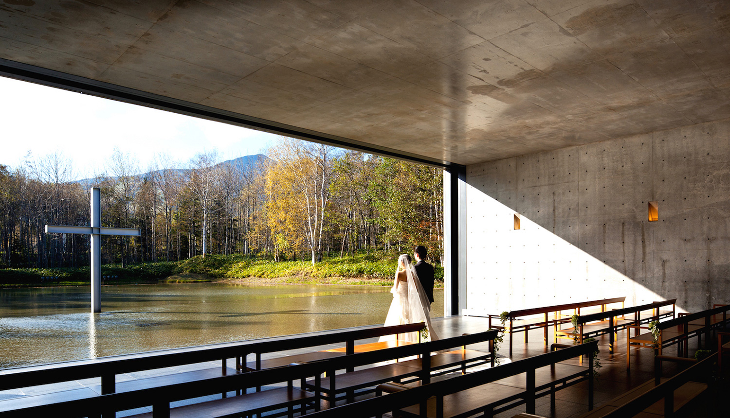 この時期ならではの魅力1<br />
秋の挙式
3