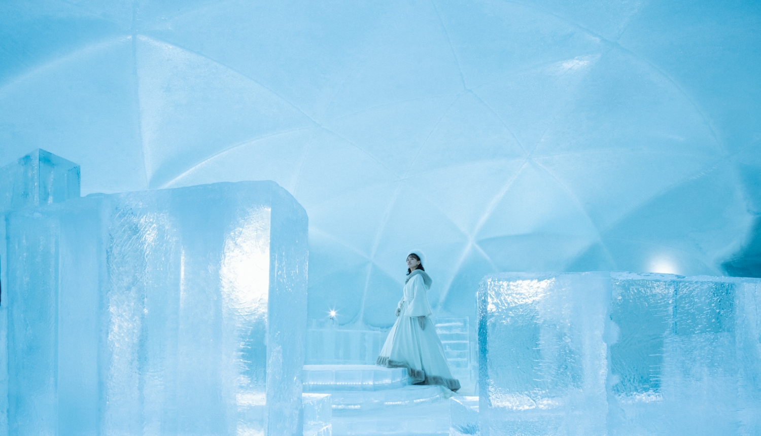 <p>この時期ならではの魅力2 「氷の教会」撮影</p>
3